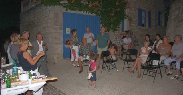 Fête des voisins à Barjac - 68.6 ko Fête des voisins à Barjac - 68.6 ko
